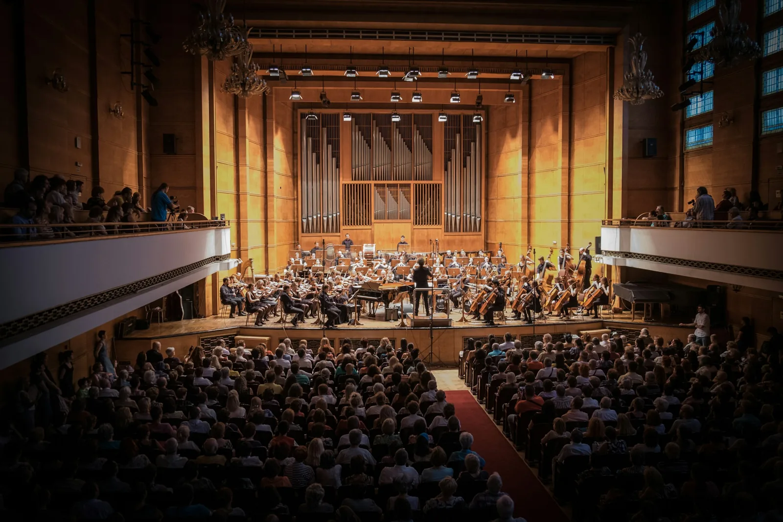 Orquesta en un auditorio; fotografía ilustrativa, no corresponde a Belcanto